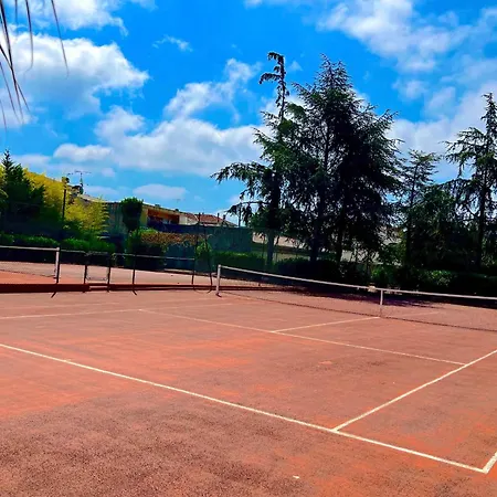 - 4 People - Swimming Pool Tennis Park Parking アパート